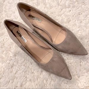 Tahari Low Heel Pumps Gray Suede 🖤